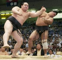 Asashoryu marches on as ozeki duo stumble at Nagoya sumo