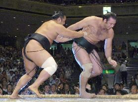 Kotooshu loses to Aminishiki on 4th day at Autumn sumo