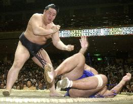 Asashoryu steams ahead with 3rd win at autumn sumo