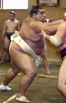 Yokozuna Musashimaru back in training