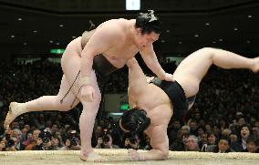 Hakuho downs Asashoryu to win New Year sumo