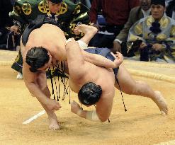 Ama posts 12 wins at Kyushu sumo