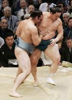 Kotooshu beats Hakuho in Kyushu sumo