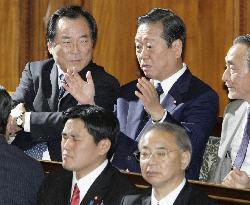 Ozawa attends Diet after arrest of aides