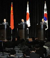 Japan, China, S. Korea vow to cooperate to fight credit crisis