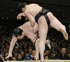 Hakuho stunned to share lead with Asa at New Year sumo