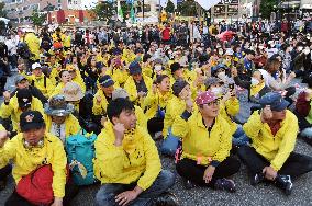 Families of S. Korean ferry victims stage anti-gov't sit-in