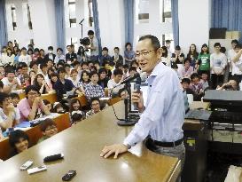 Nobel laureate Yamanaka lectures in packed Kyoto Univ. classroom