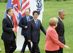 G-7 leaders head to working lunch