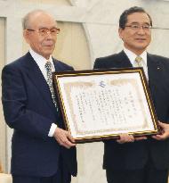 Nobel laureate Akasaki honored by Kagoshima Prefecture