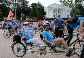 Antinuke cyclists pedal around Washington on Nagasaki A-bomb day