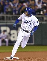 Escobar hits inside-the-park homer in World Series Game 1