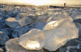 "Jewelry ice" in Hokkaido draws photographers