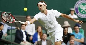 Federer through to Wimbledon 2nd round