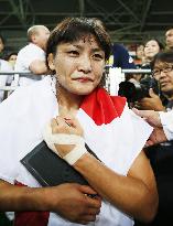 Olympics: Gold medalist Icho holds photo of late mother