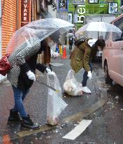 Volunteer spirit aids Halloween clean-up in Shibuya