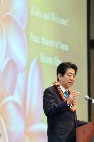 Abe meets with Hawaii's Japanese-American community