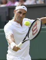 Federer advances to Wimbledon 2nd round