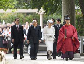 Emperor, empress visit shrine related to ancient Korean settlers