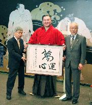 Sumo: Hakuho receives special award for all-time wins record