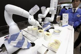 Cooking robot for convenience stores