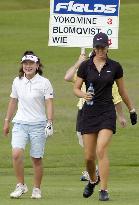 Yokomine goes round with Wie at Fields Open