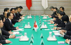 Abe, Wen meet to build strategic ties, eye economic unity