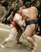 Chiyotaikai falls to 1st defeat at summer sumo