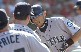 (2)Ichiro marks 3rd 50-hit month in major leagues
