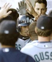 Ichiro reaches 200 hits for 6th consecutive season