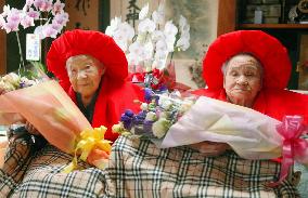 Female centenarian twins receive congratulations