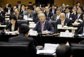 Japanese business group holds talks with Chinese officials