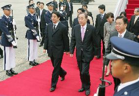 Abe in Seoul for talks with Roh amid reports of N. Korea nuke te