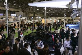 (1)Tokyo Motor Show opens to media, 200 commercial vehicles on d