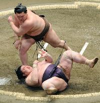 Mongolian yokozuna Hakuho beats komusubi Dejima