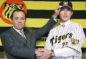 Hanshin signs free agent Arai to 4-year contract