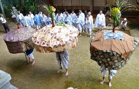 'Kasahoko' ritual in Wakayama Pref.