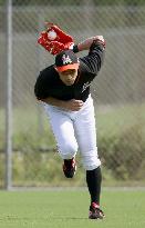 Ichiro makes behind-the-back catch