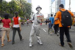 Mime performs on Jakarta street