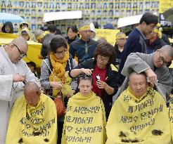 Family members of Sewol ferry victims protest against gov't.
