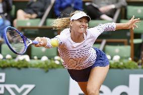 Sharapova upset by 13th-seeded Safarova, knocked out of French Open