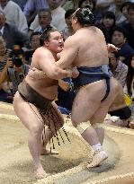 Yokozuna Hakuho wins on 1st day of Nagoya sumo