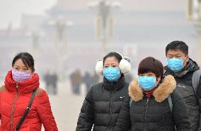 Beijing issues first-ever highest smog warning