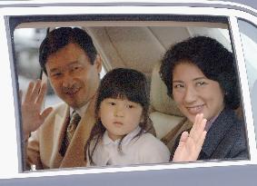 Crown prince, princess arrive at Hayama Villa