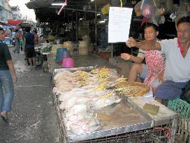 Consumers shun buying chickens in Bangkok market