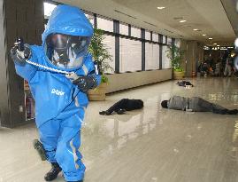 (2)Narita airport holds terror drill