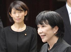 2 Cabinet ministers visit Yasukuni
