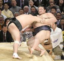 Sumo: Harumafuji hands Kisenosato 1st defeat at Spring tourney
