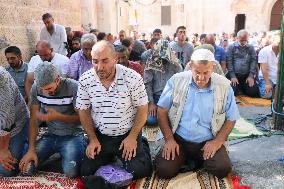 Muslims continue prayer protests at Israel in Jerusalem's Old City