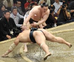 Hakuho stays unbeaten